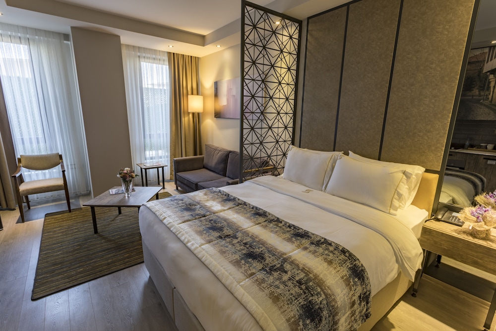 Shimall Hotel 8/44