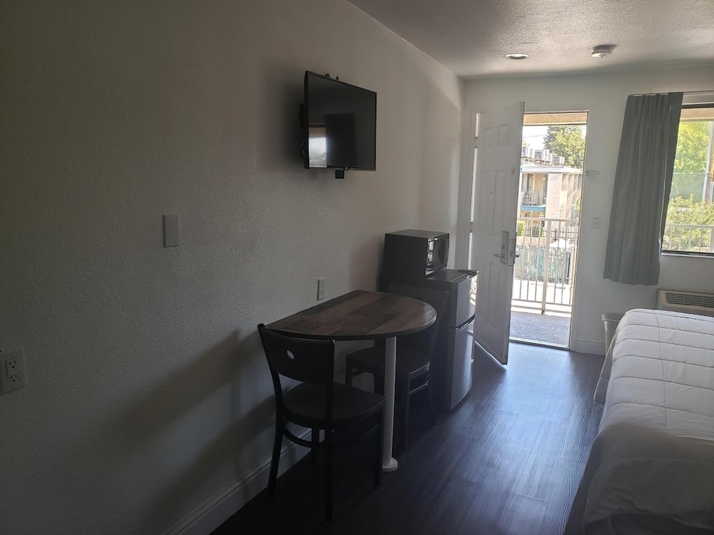 University Inn Fresno 43/48