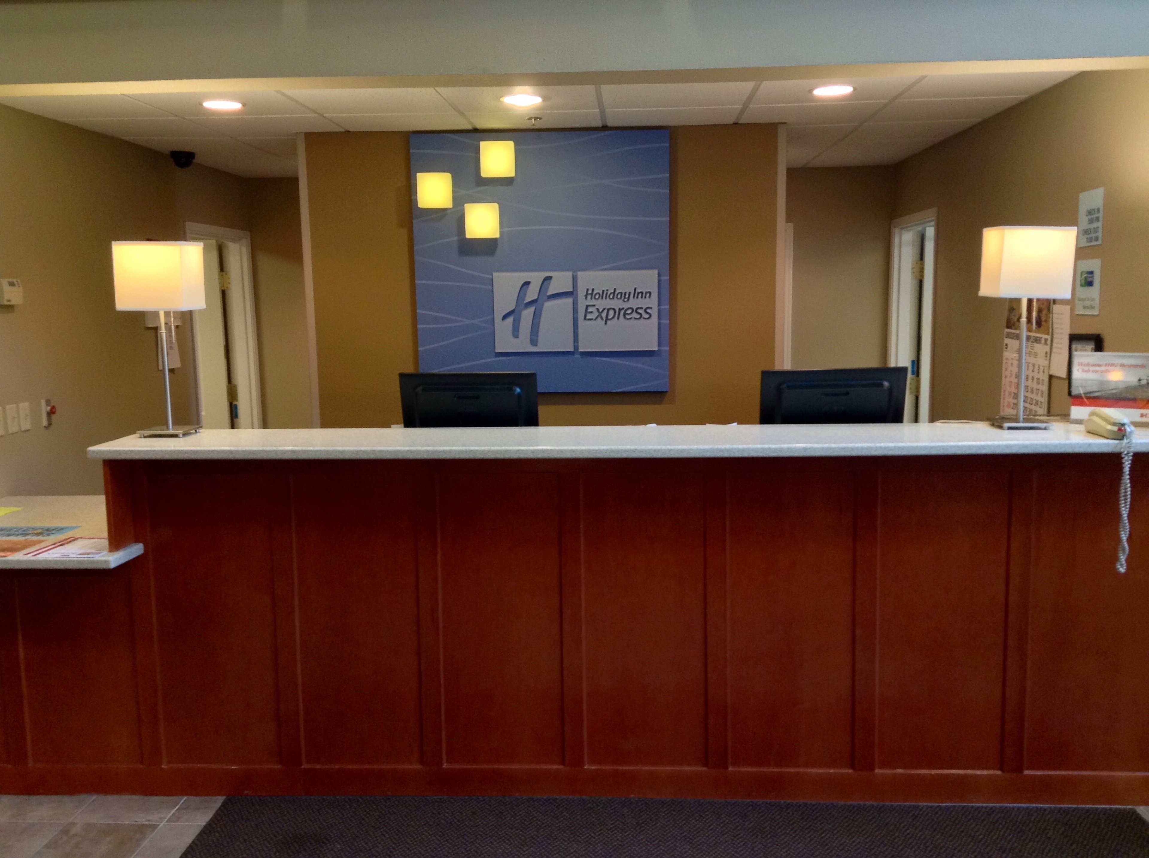 Holiday Inn Express Hotel Suites Winner 11/74