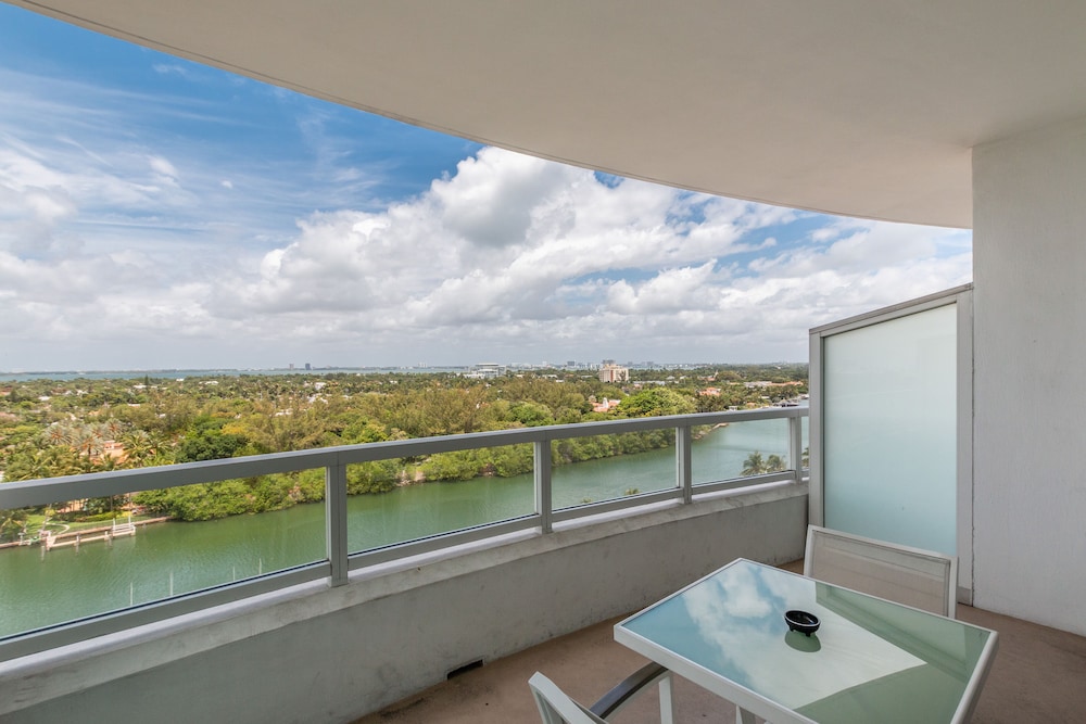 Fontainebleau Miami Beach Private Luxury Suites 21/50