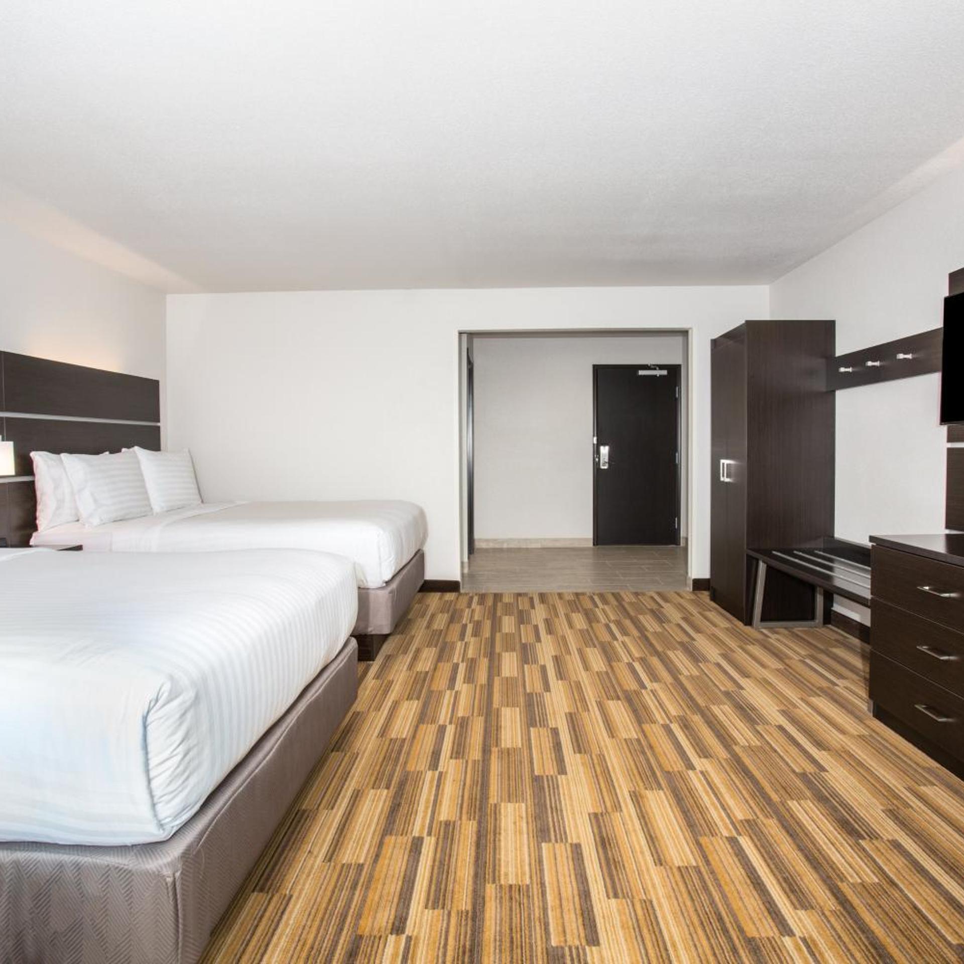 غرفة قياسية بسريرين كوين بحوض استحمام لذوي الإعاقة، HOLIDAY INN EXPRESS & SUITES RAPID CITY - RUSHMORE SOUTH 3/6