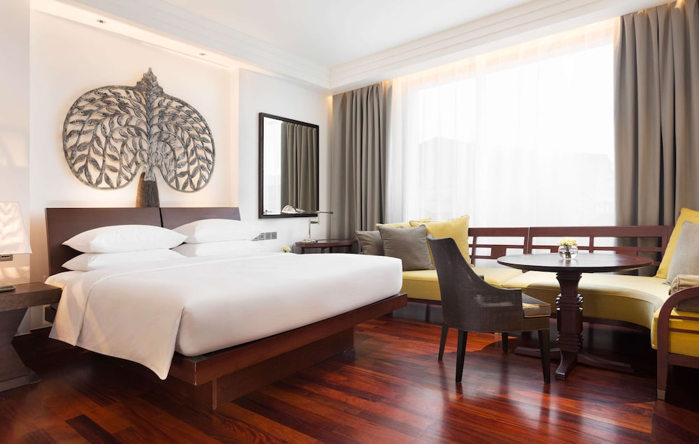 ROOM, KING BED