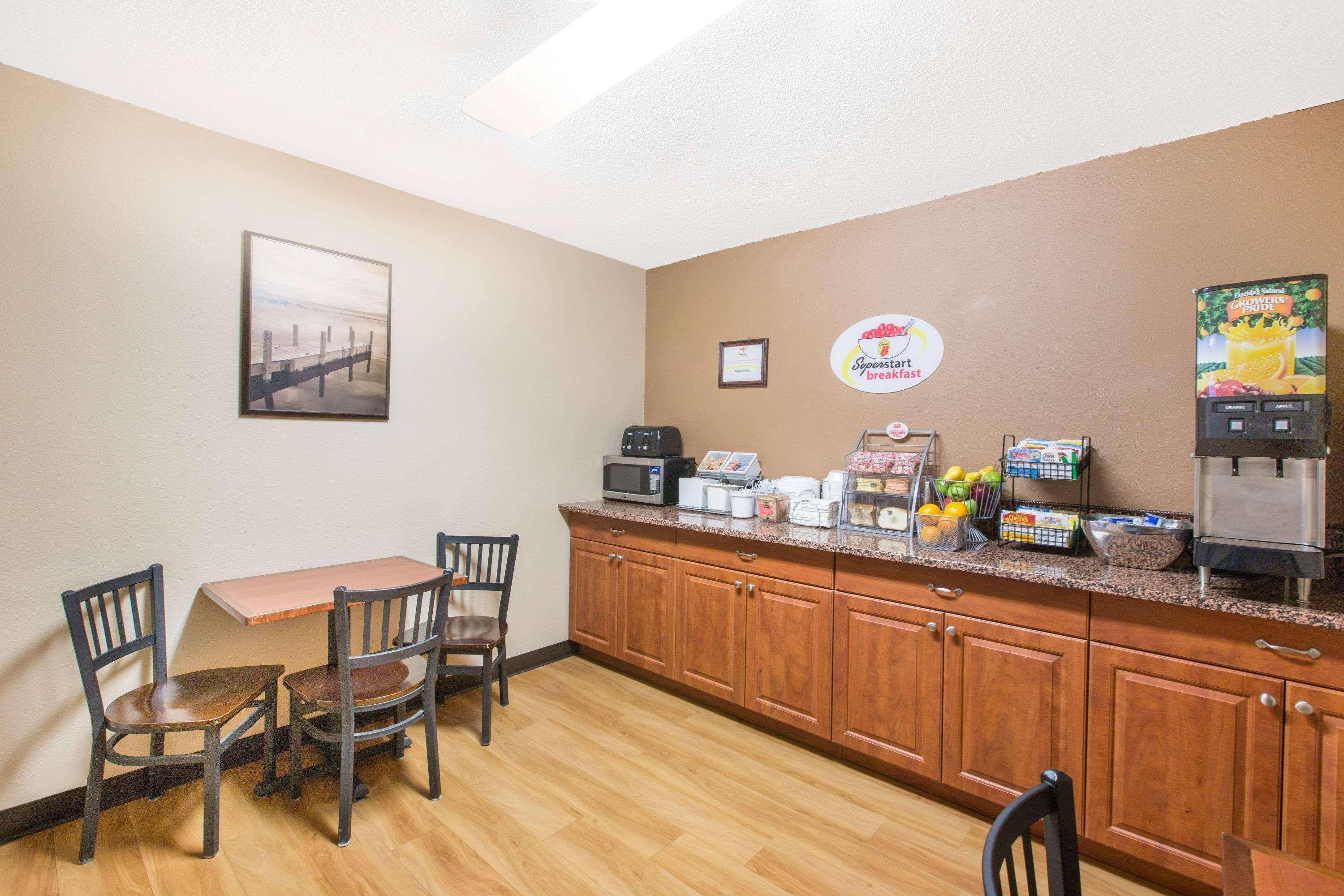 Super 8 By Wyndham Fairmont Mn 12/15