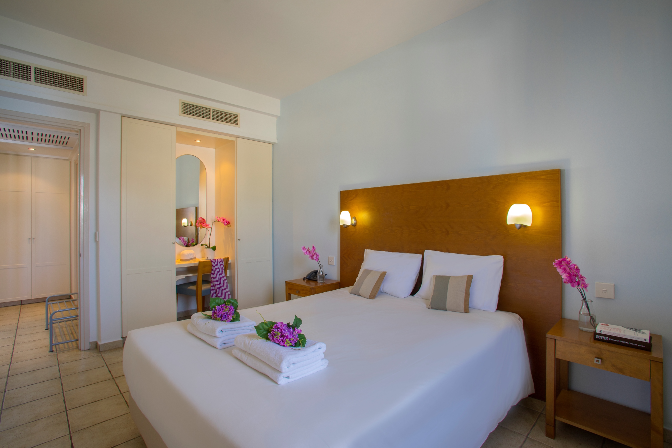 1 BEDROOM, SUITE, SIDE SEA VIEW