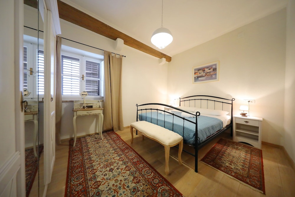 شقة ديلوكس بسرير كينج وسرير كوين بإطلالة على المدينة بغرفتي نوم مع أريكة بمطبخ، Central Apartments - Integrated Hotel 2/6
