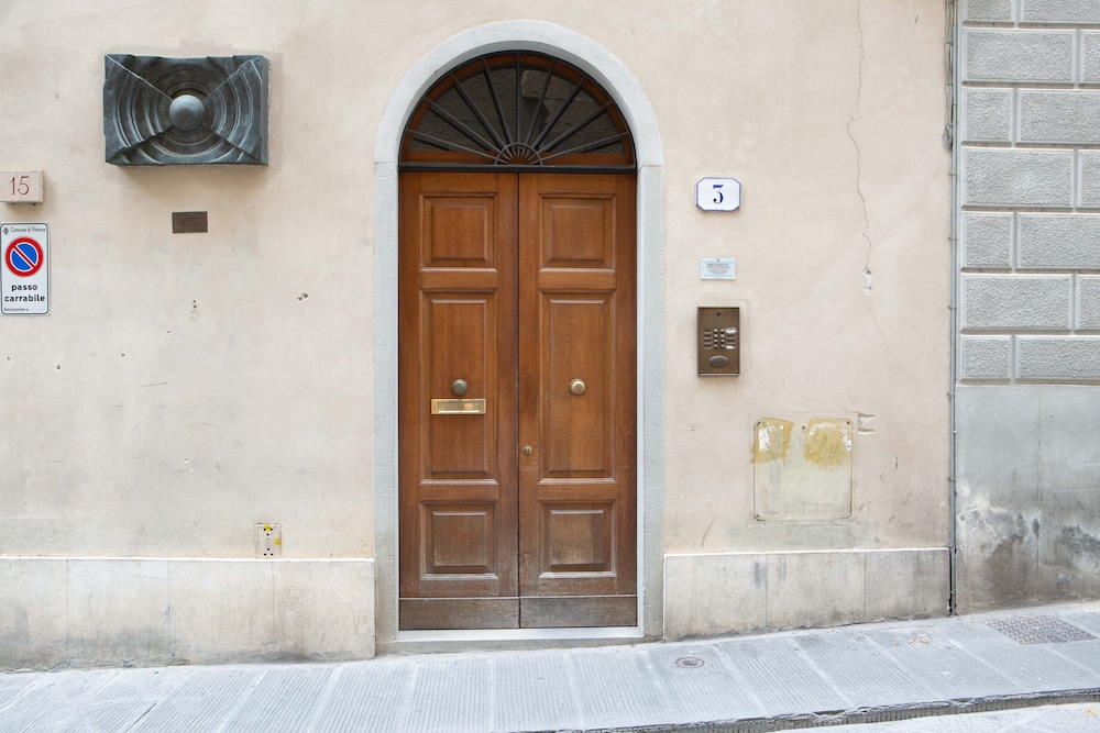 Uffizi Place 1/7
