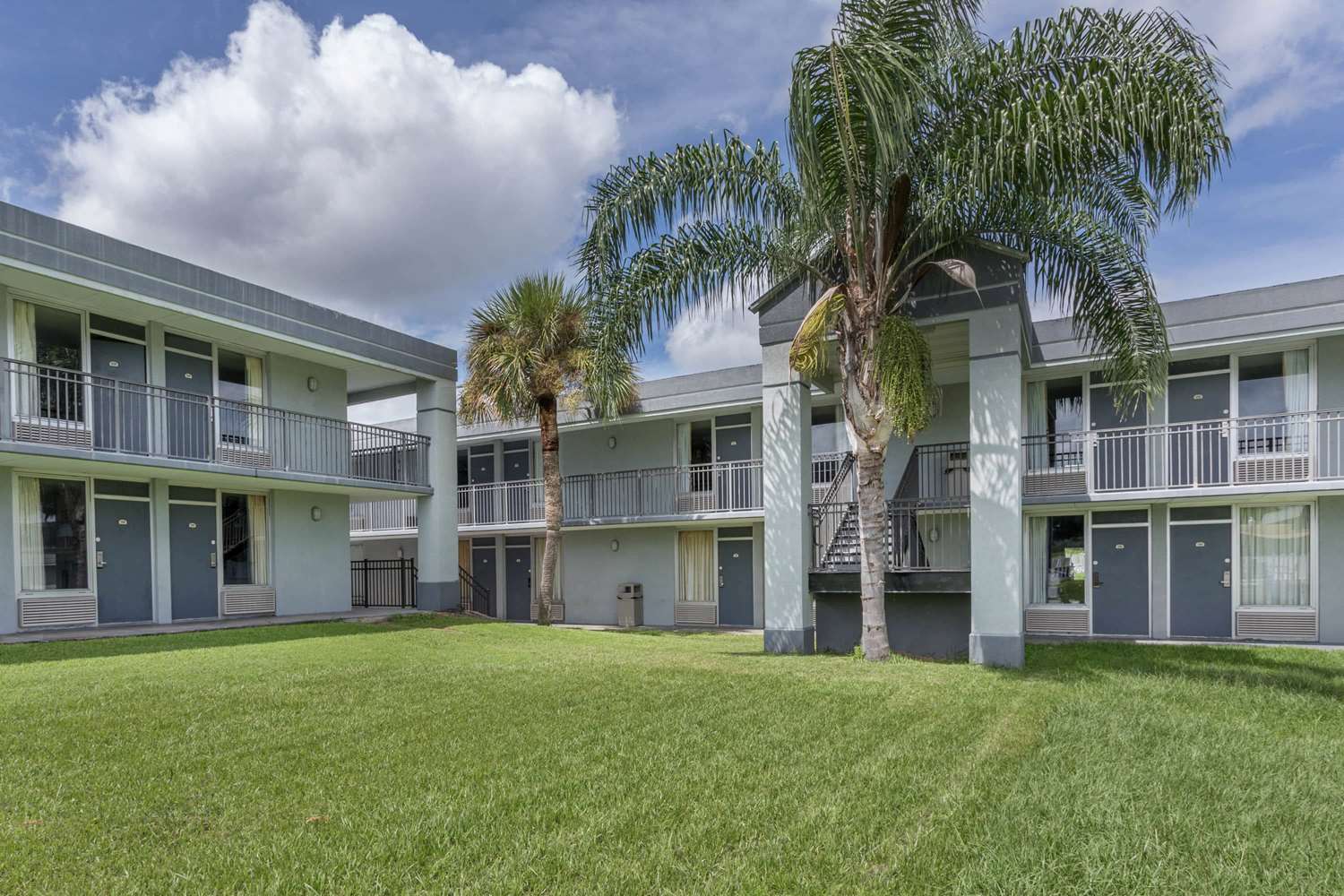 Super 8 by Wyndham Ocala I-75 49/56