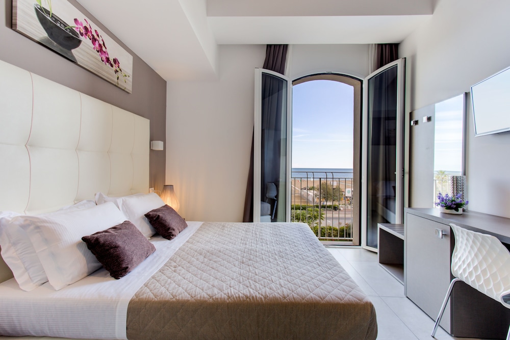 SUPERIOR, DOUBLE OR TWIN BED, SEA VIEW