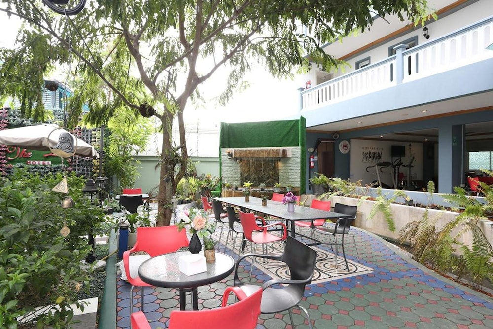 The Lilly Hotel 72/81