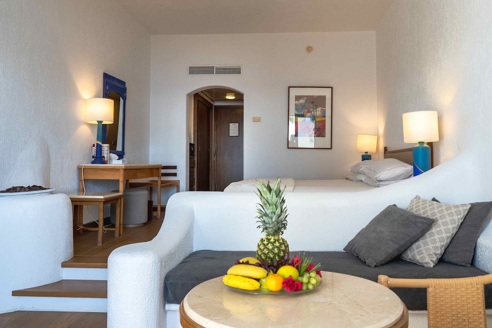 Coral Beach Hotel and Resort 59/95