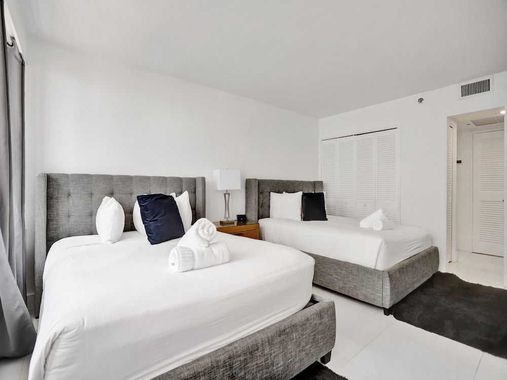 Retreat, 3 Beds, 2 Queen Beds, Side Ocean View