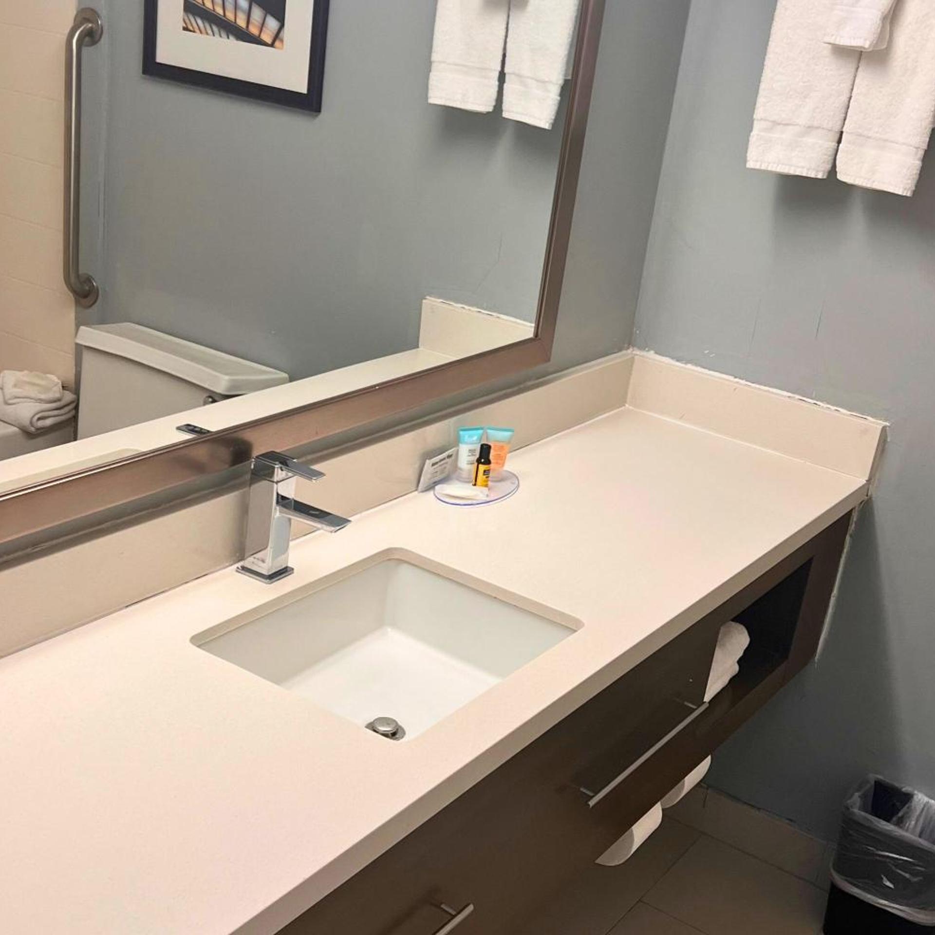 غرفة قياسية بسرير كينج بإطلالة على المسبح، Envision Hotel And Conference Center Mansfield Foxboro 3/3