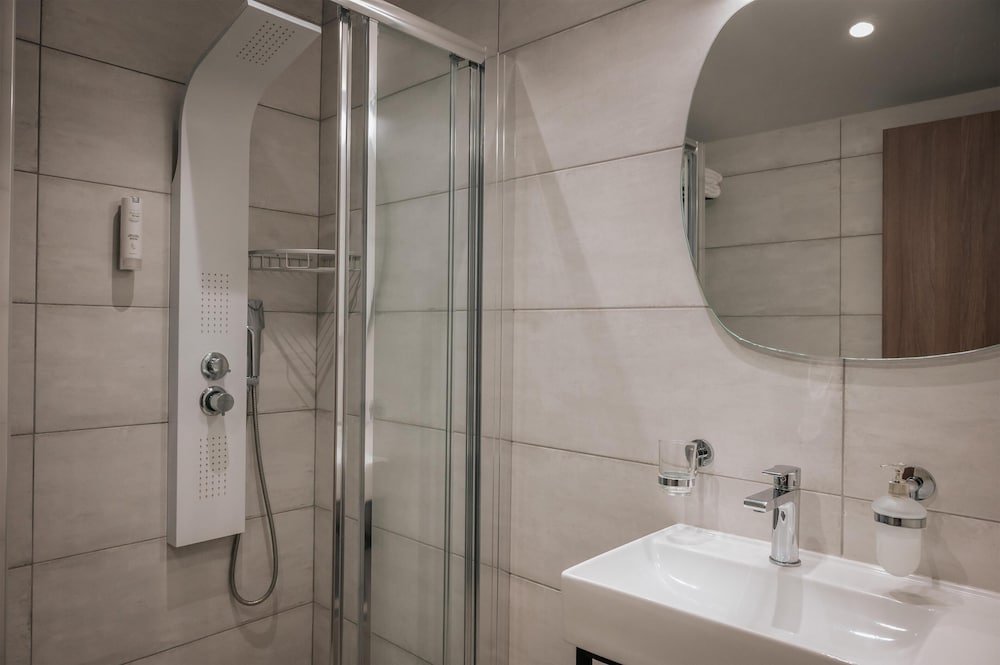 Elizabeth Queen Luxury Rooms 50/50