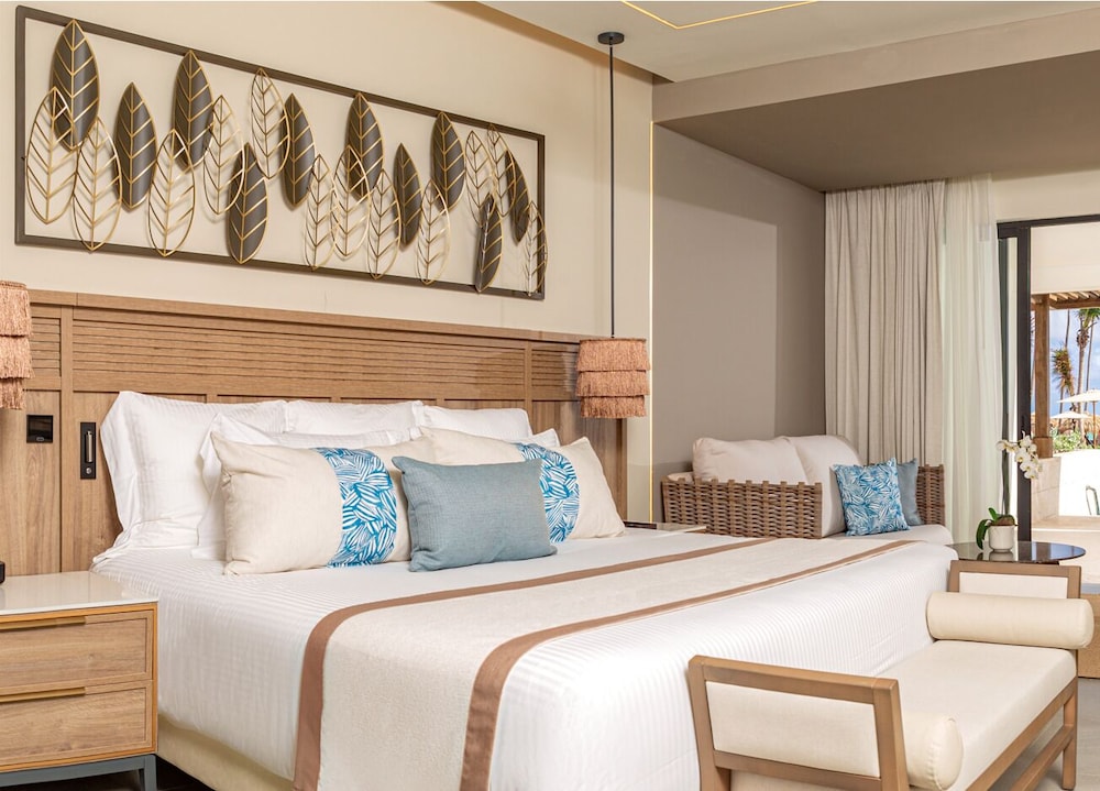 Preferred Club, Junior Suite, King Bed, Partial Ocean View