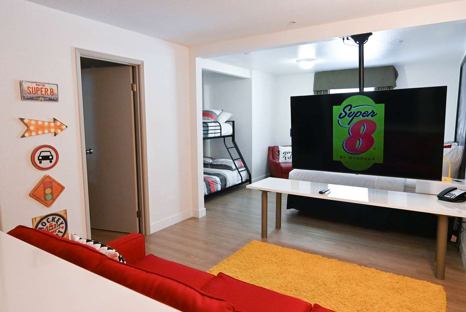 Super 8 by Wyndham Calgary Shawnessy Area 5/24
