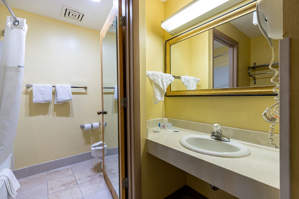 Ramada by Wyndham Columbus North 12/39