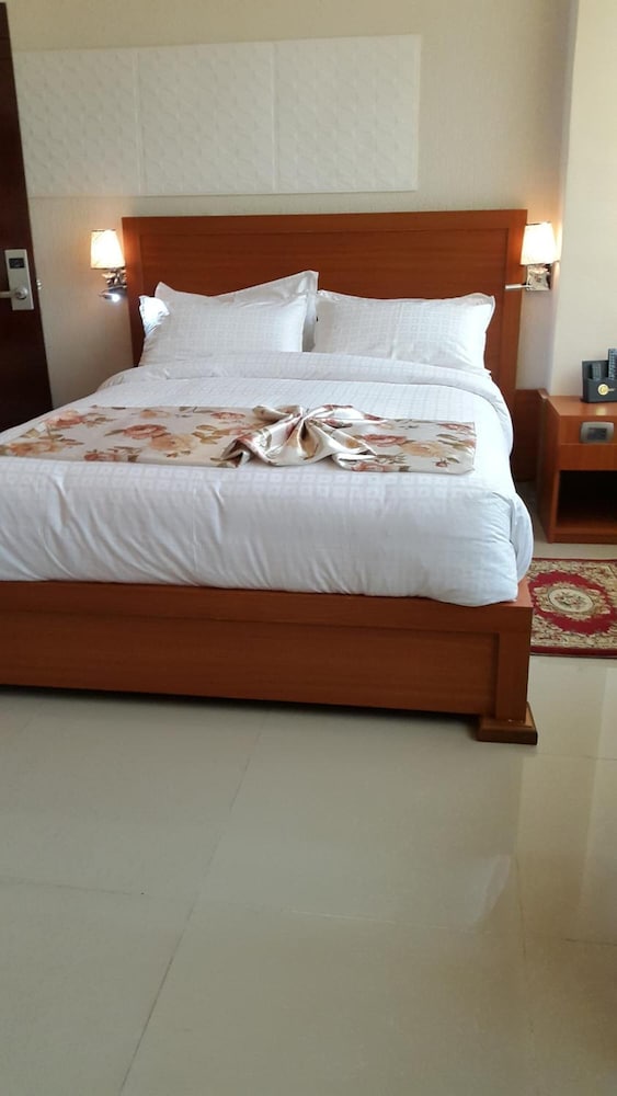 STANDARD, QUEEN BED