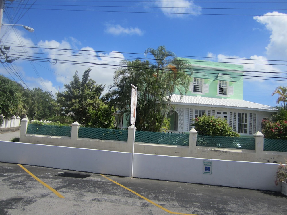 Pirate’s Inn Apartment Hotel 48/59