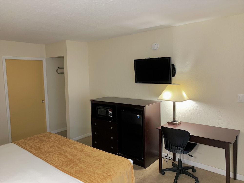 Rodeway Inn and Suites Fort Lauderdale Airport and Cruise Port 20/50
