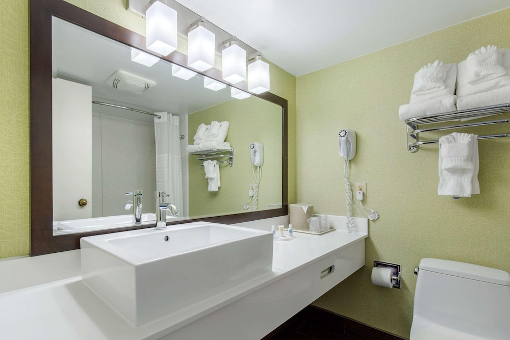 Coastal Hotel and Suites Virginia Beach - Oceanfront 11/29