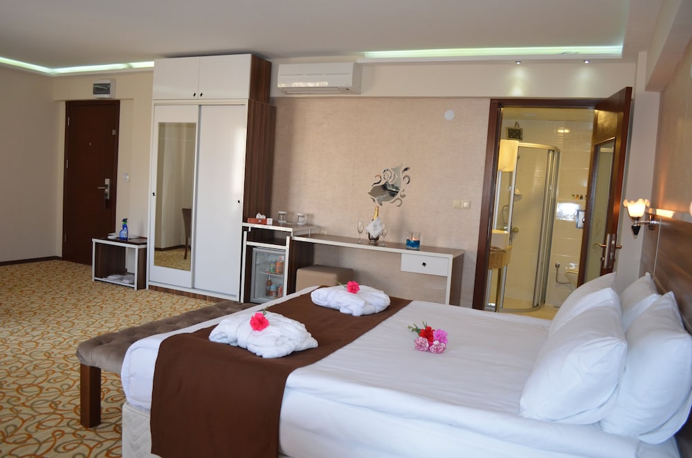 Perama Hotel 4/23