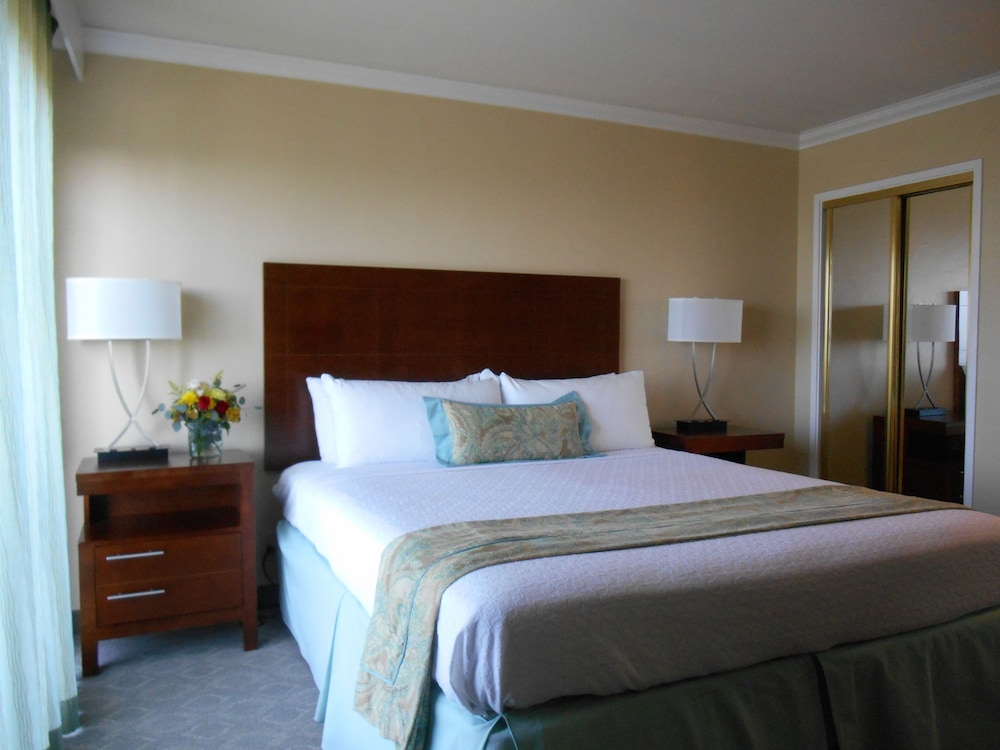 DELUXE, KING BED