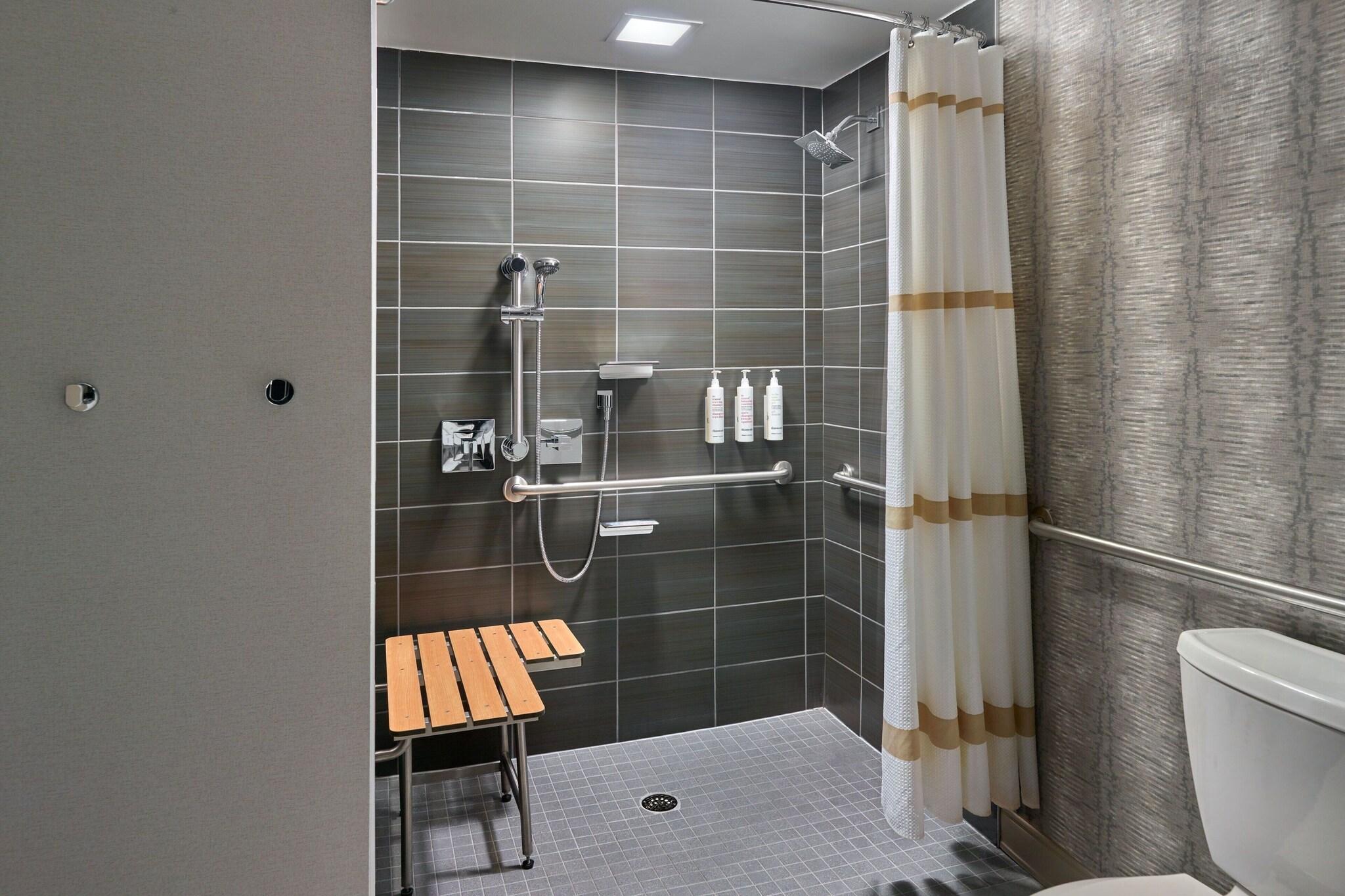 غرفة بسرير مزدوج لذوي الإعاقة، Chattanooga Marriott Downtown 5/6