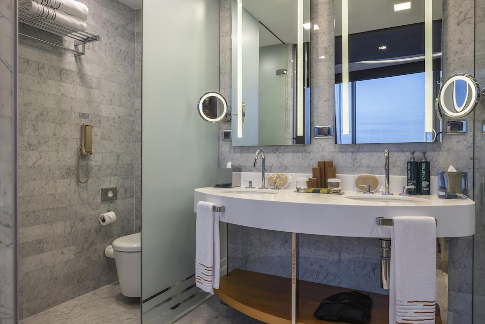 جناح رئاسي بسريرين كينج بإطلالة على البحر بمطبخ صغير، Doubletree By Hilton Hotel Istanbul - Moda 4/6