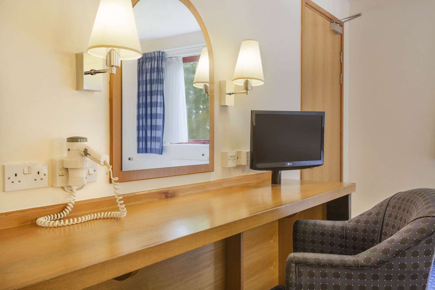 Days Inn by Wyndham Magor 6/12
