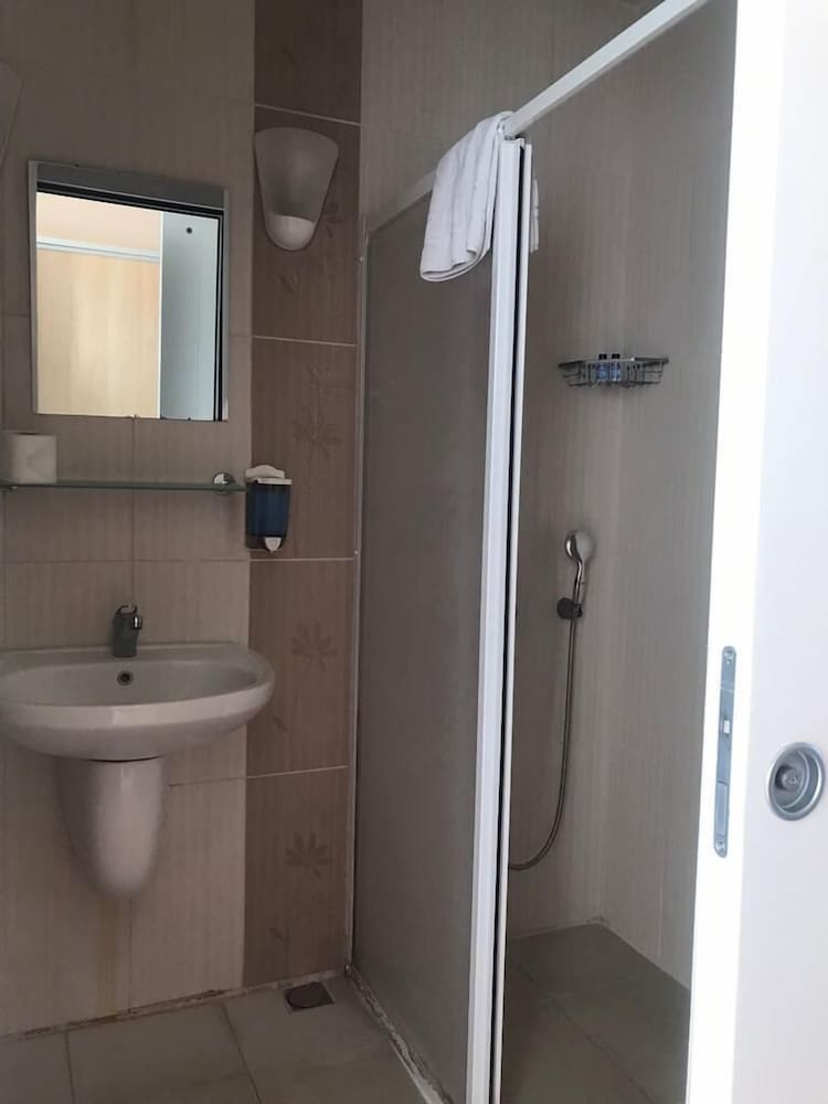 Viras Hotel 44/45