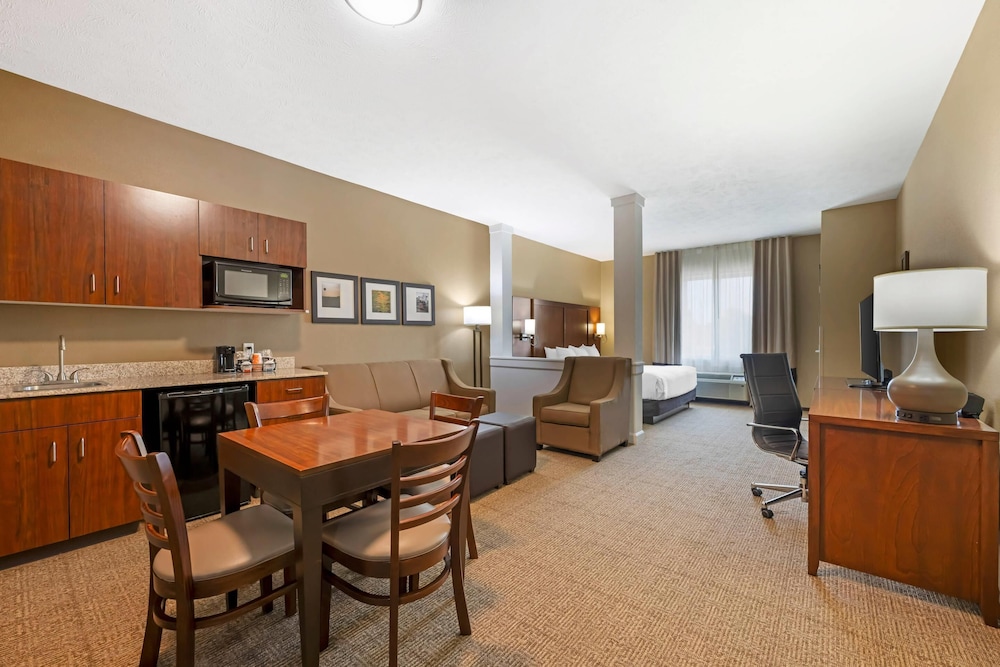 Comfort Suites West Omaha, NE 34/50