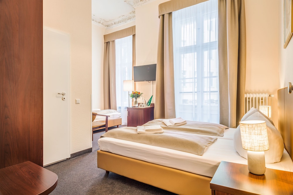 Upper Room Hotel 28/73