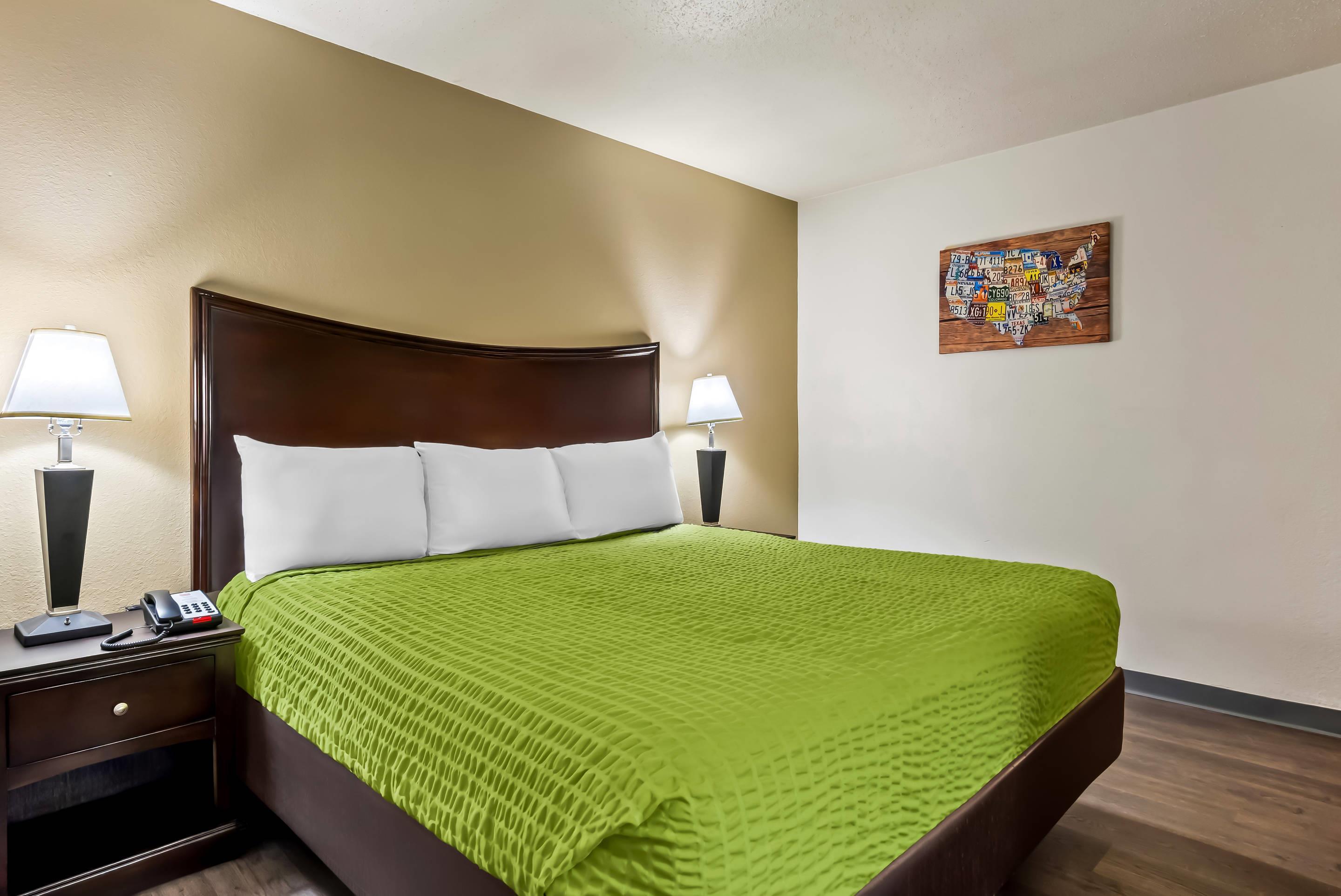 غرفة بسرير مزدوج، Econo Lodge Inn & Suites Auburn, MI 5/6