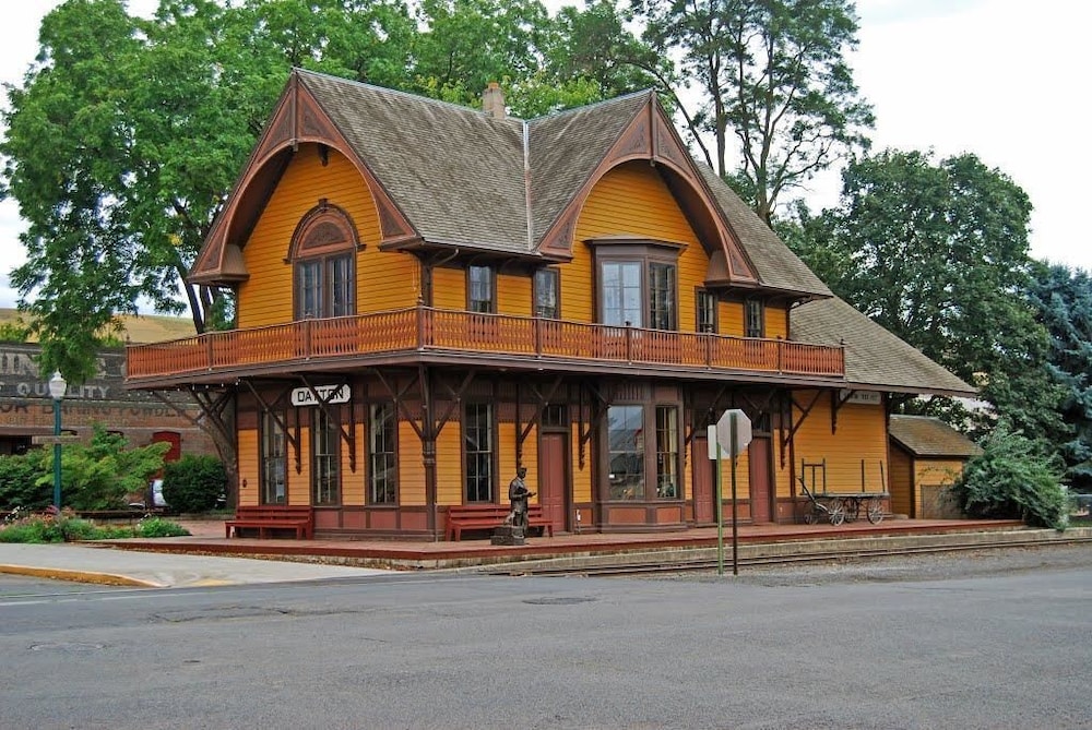 The Weinhard Hotel 2/44