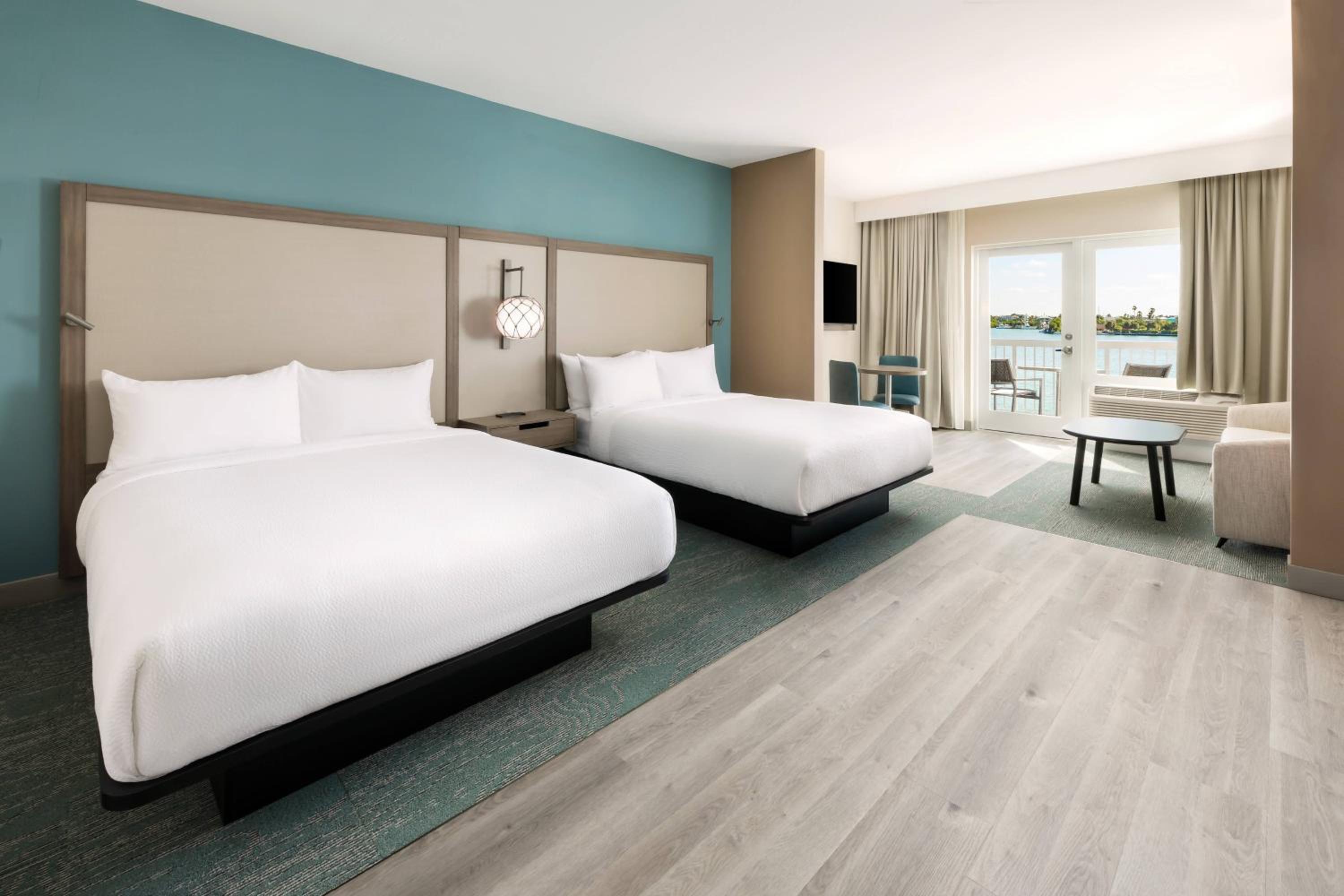 Deluxe, Suite, 2 Queen Beds, Bay View, Sofa