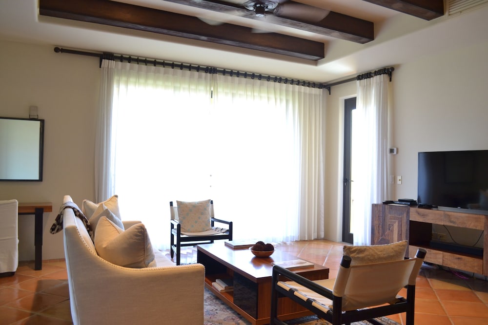 Hacienda Beach Club And Residences 29/50