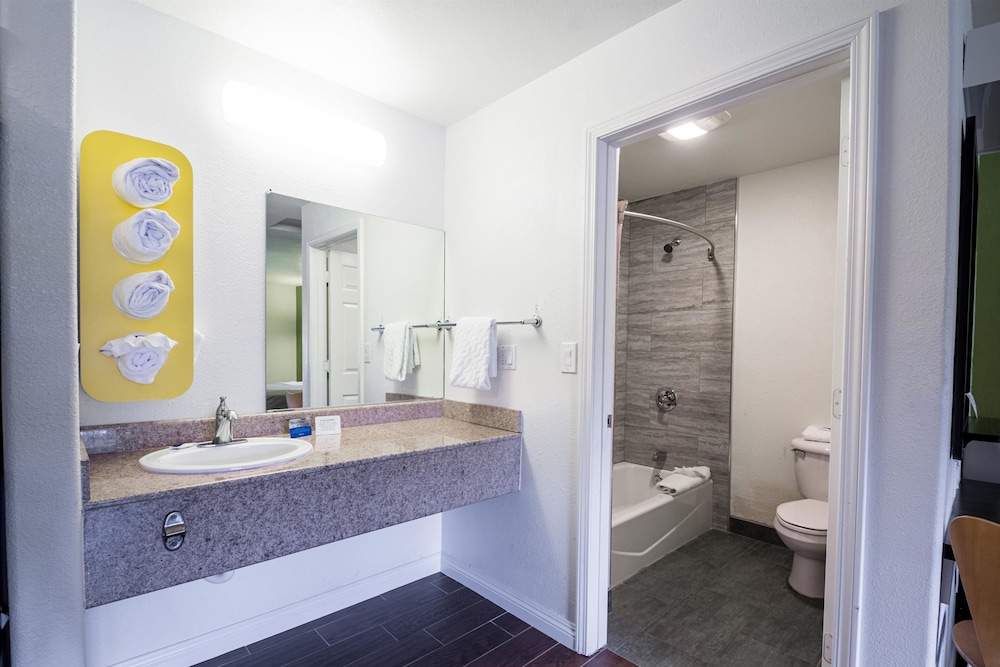 Motel 6 Monterey Downtown 4/66