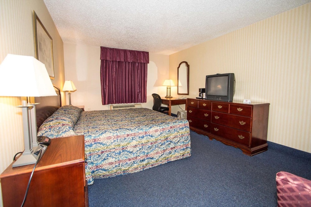 Red Roof Inn & Suites Newport News 14/48