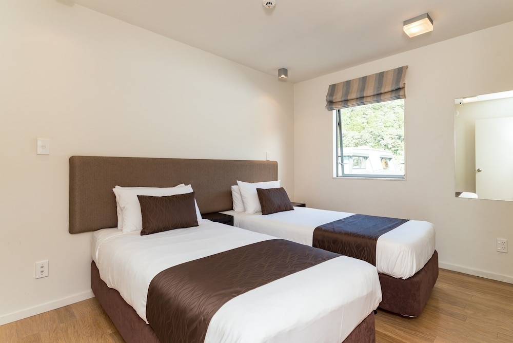 Sea Spray Suites 8/61