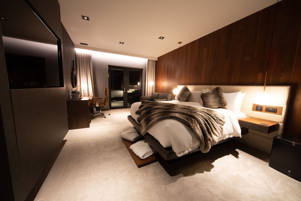 Cave, King Bed, Accessible