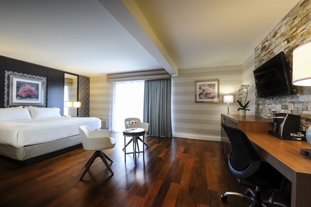 Holiday Inn by the Falls 26/52