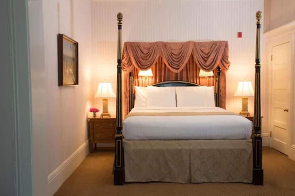 SUITE, KING BED, SOFA