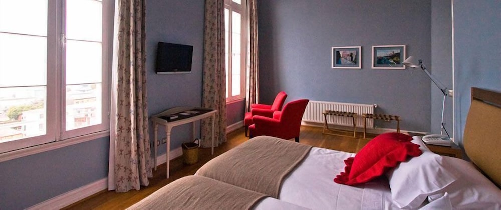 Port, Twin Beds