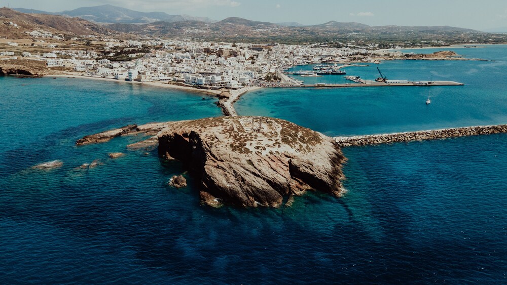 Naxos Earth Suites 54/59