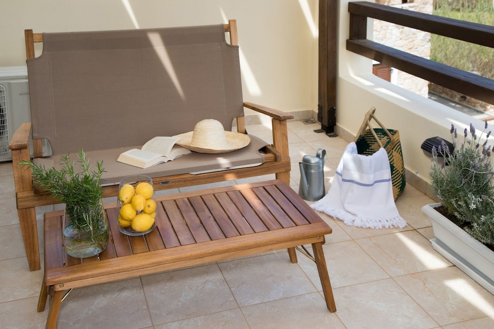 Syra Suites 6/50