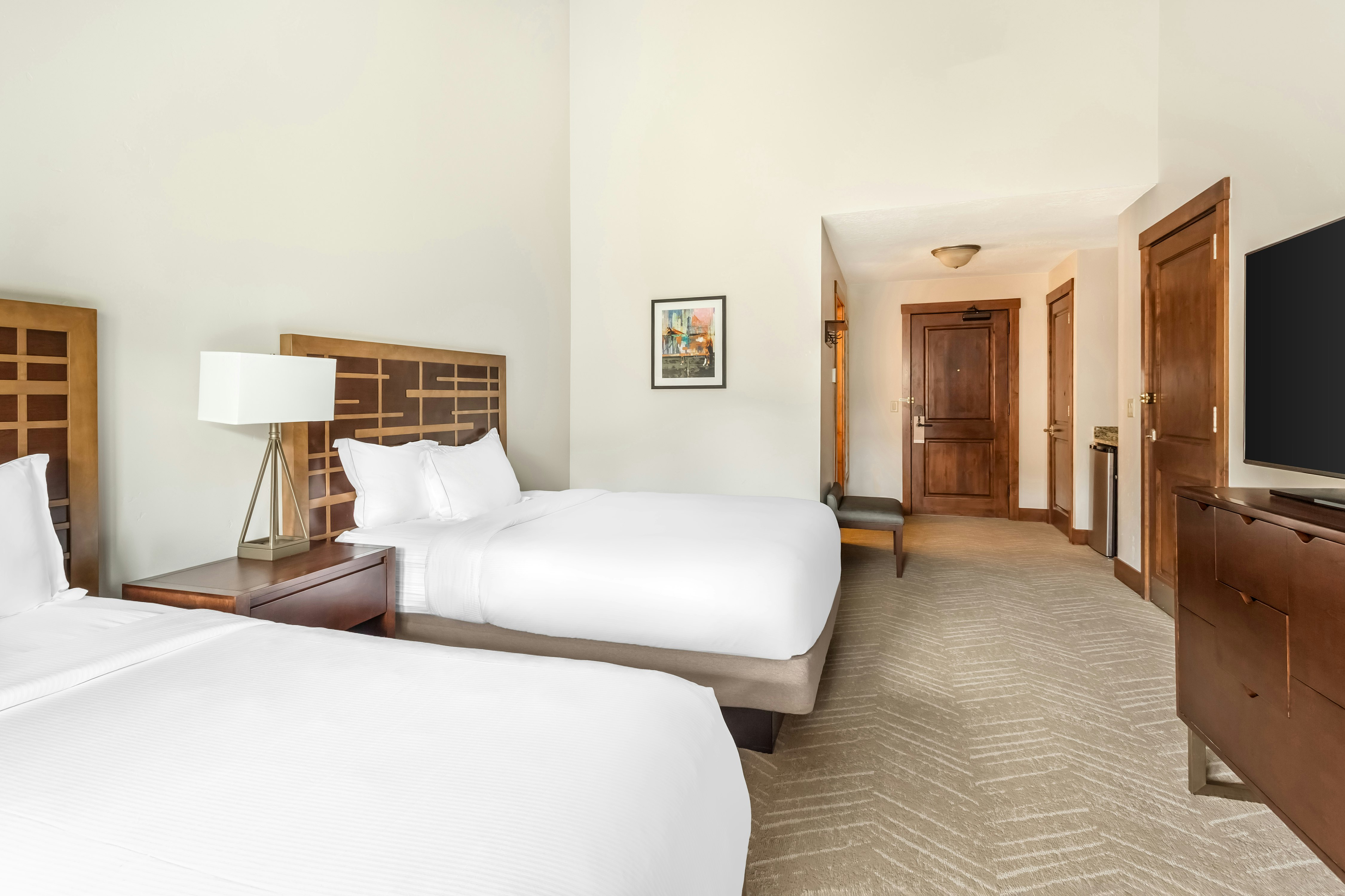 STUDIO, 1 KING OR 2 QUEEN BEDS