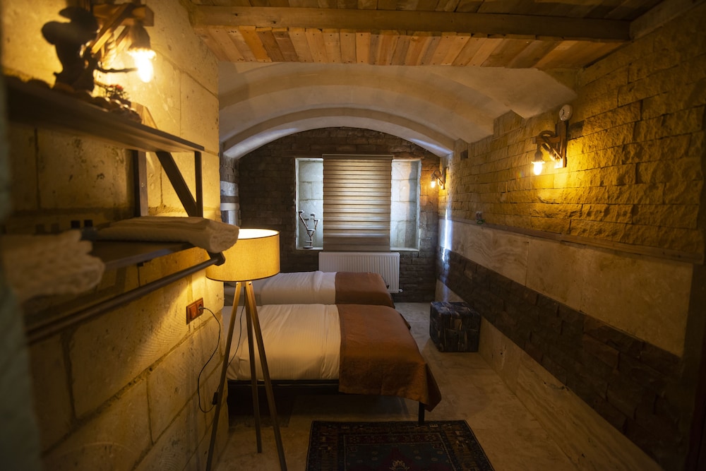 The Cave House 20/38
