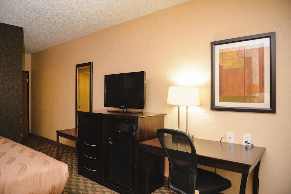 Quality Inn and Suites Ames Conference Center Near ISU Campus 41/48