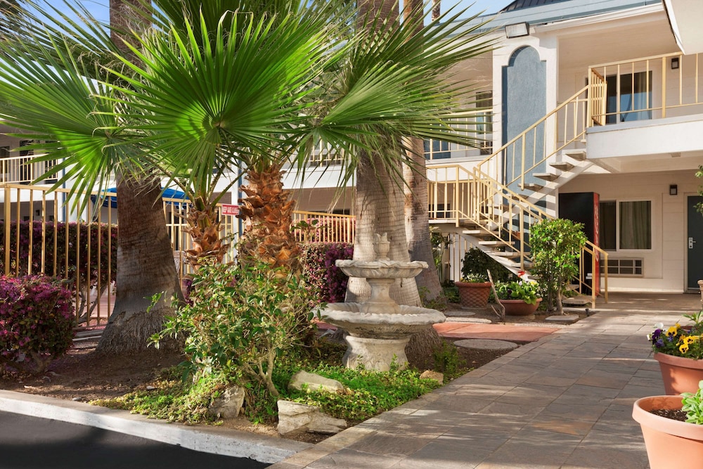 Travelodge By Wyndham Bakersfield in BAKERSFIELD - CA
