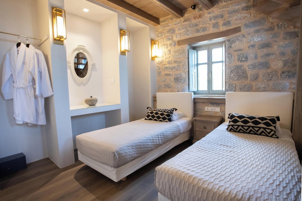 Akrolithi Guesthouse 12/63